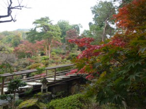 長生閣前の庭園