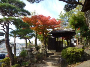 入園口の紅葉も彩やかに