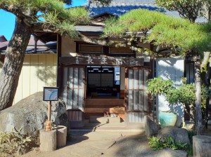 趣のある「玄関」よりお入りください。
