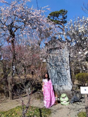 民族衣装も梅の花のよう。